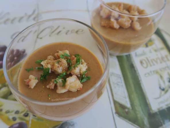 Panna cotta à la bisque de homard, crevettes au Cognac et piment d'Espelette