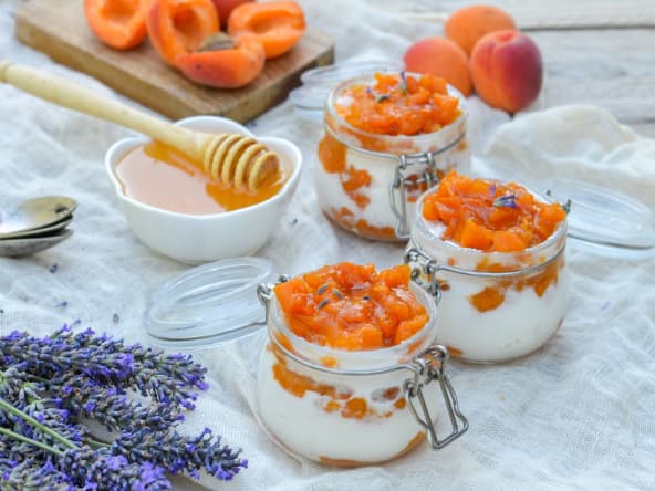 Mousse de ricotta au miel de lavande et aux abricots