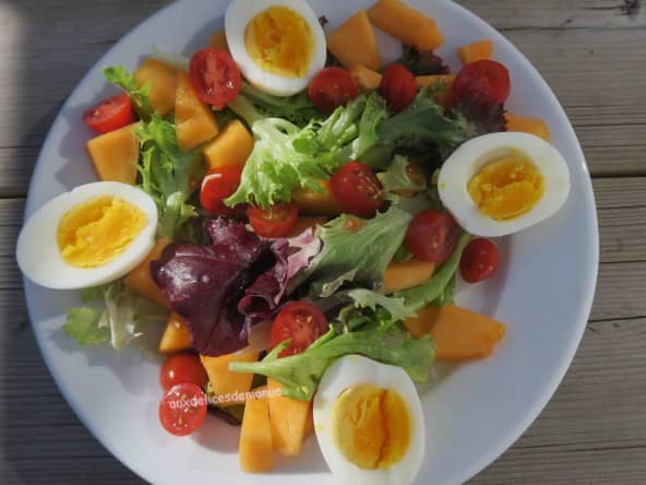 Salade au melon, tomates cerise et œufs durs