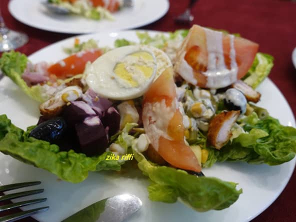 SALADE FESTIVE COMPLÈTE SAUCE AU ROQUEFORT 