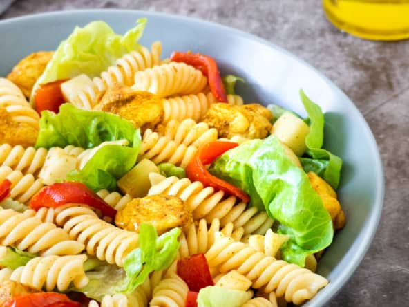 Salade de pâtes au poulet au curry et poivrons rouges pour vos pique-niques et buffets