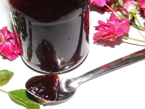 Confiture aux pommes et roses sauvages