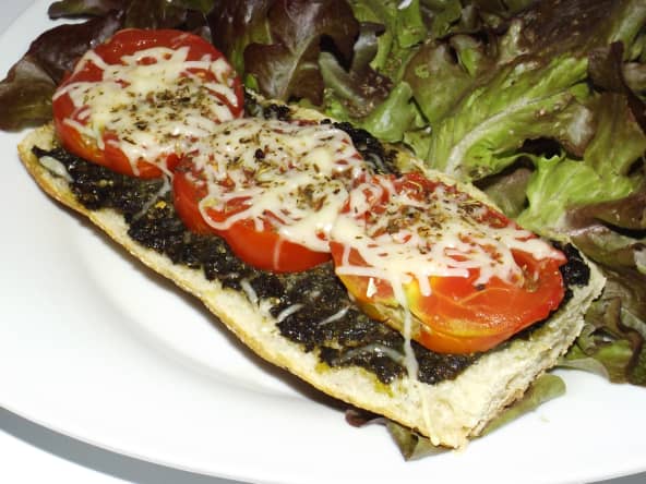 Bruschetta au pesto de plantain et tomate