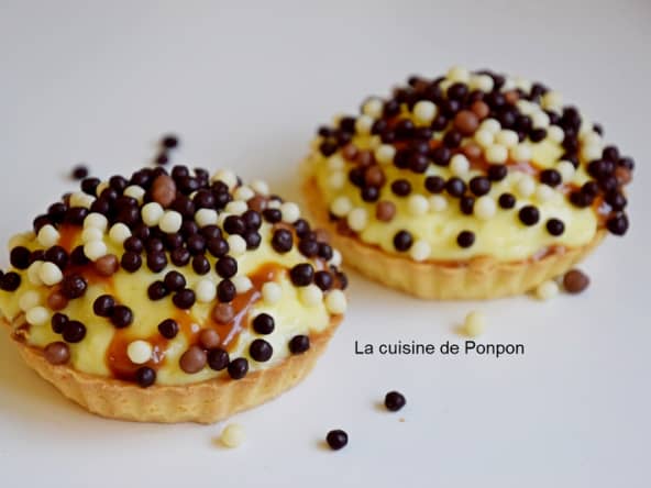 Tartelette à la crème pâtissière garnie de billes au chocolat