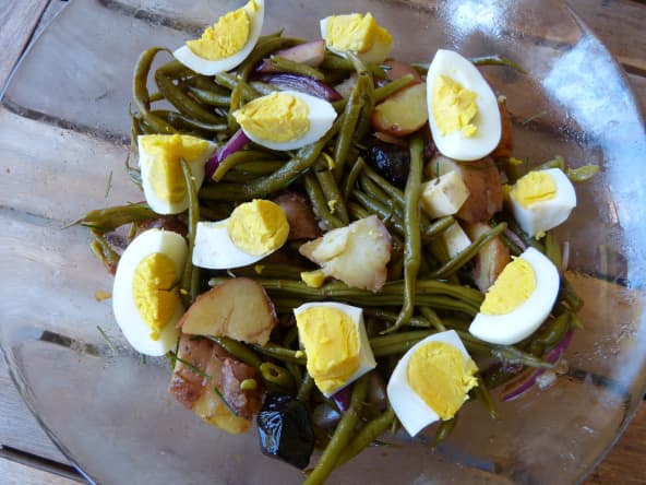 Salade aux pommes de terre, aux haricots verts et oeufs durs