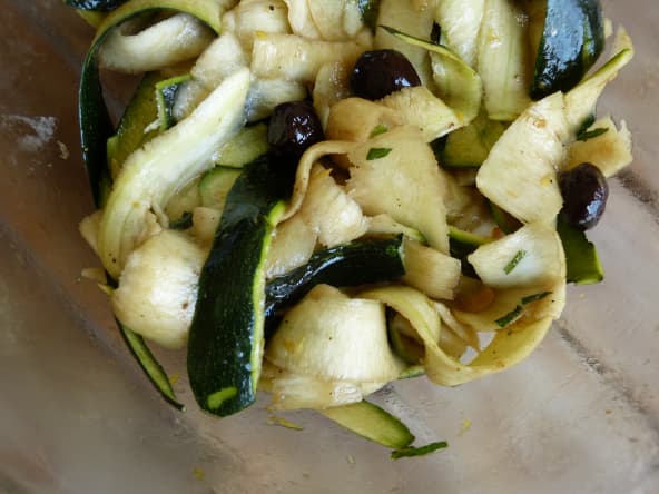 Salade de courgette crue au citron et à la menthe