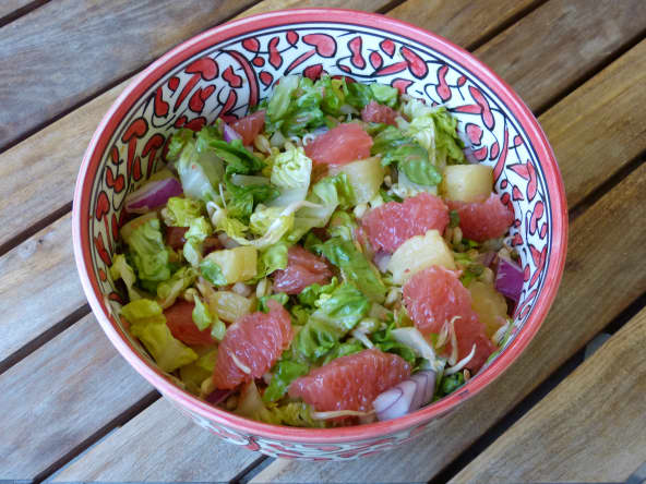 Salade exotique à la sucrine, ananas et pomelo pour une entrée plein de saveurs