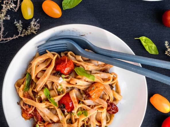 Pâtes Fetuccine aux tomates rôties, thym, basilic et origan