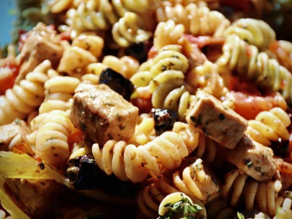 Salade de pâtes à la sicilienne au thon frais, câpres et basilic