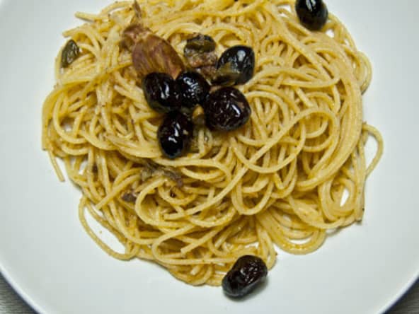 Spaghettis aux câpres, anchois et olives noires