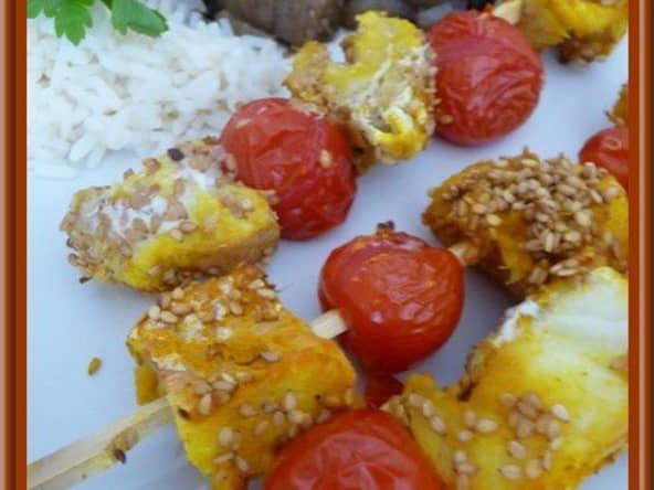 Brochettes de cabillaud au curcuma,tomates cerises et sésame
