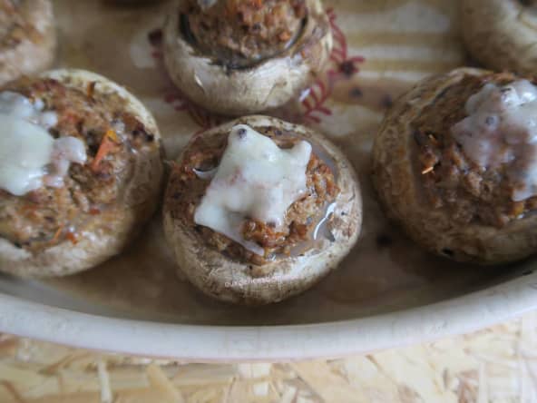 Champignons farcis au bœuf, à la sauce tomate