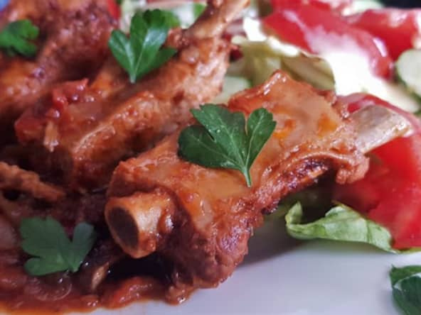 Ribs ou travers de porc mijotés aux poivrons et à la tomate