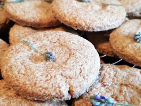 Sablés à l'épeautre parfumés à la lavande 