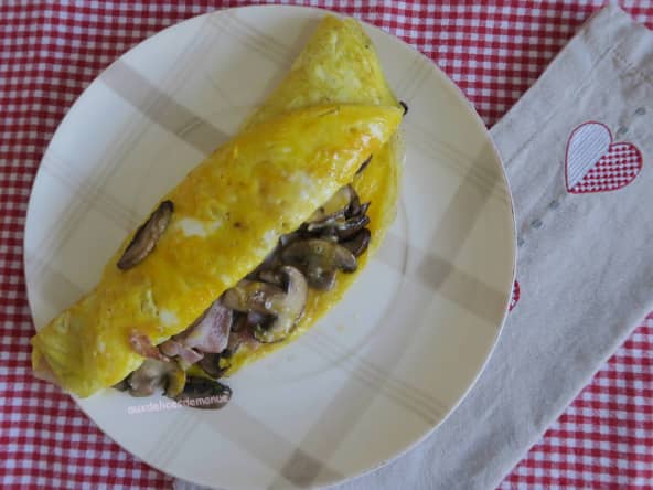 Omelette portefeuille, garnie aux champignons et poitrine fumée