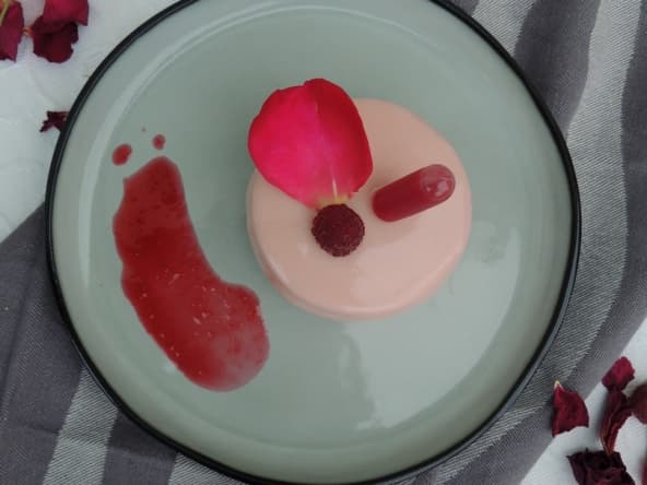 Entremets parfum d’Ispahan, framboise, litchi et rose