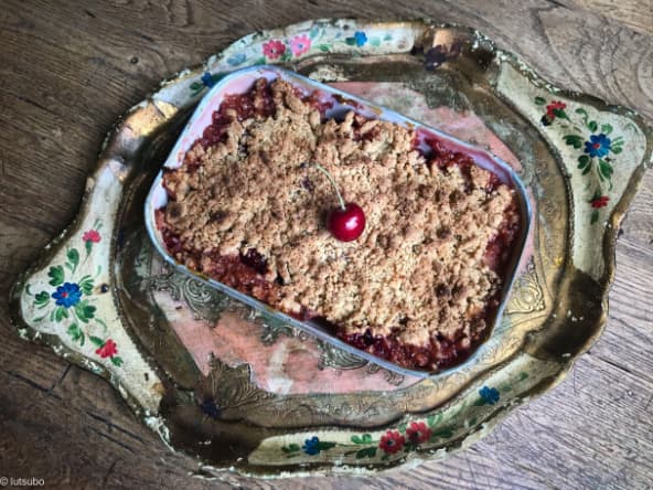 Crumble pêches blanches et cerises
