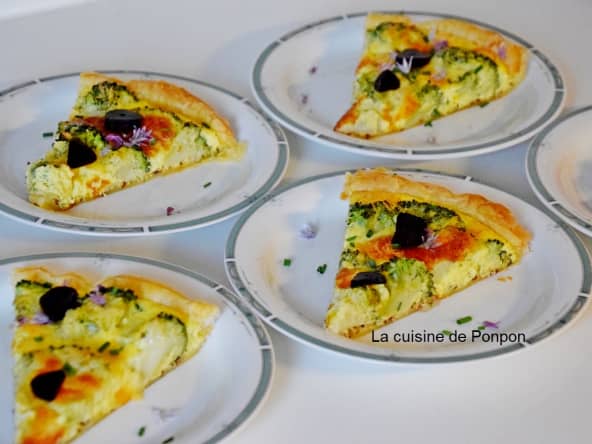 Tarte au brocoli, fromage ail et fines herbes sur un lit de moutarde à l'ancienne, végétarien