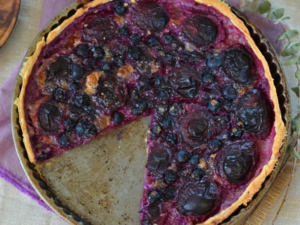 Tarte aux quetsches, aux myrtilles et à la crème d'amande