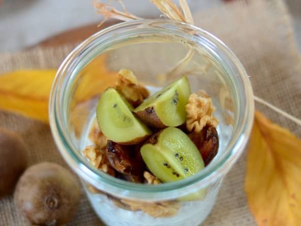 Chia pudding aux kiwi, datte et noix
