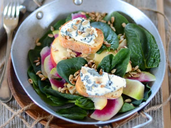Salade d'épinard, pomme et tartines de bleu