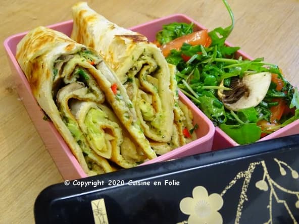 Wrap d'omelette aux champignons, piment végétal et pesto au confit de tomates