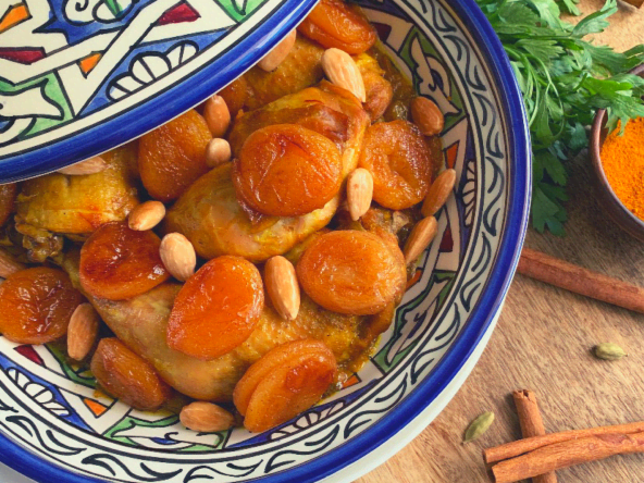 Tajine sucré salé au poulet, abricots caramélisés, amandes et fleur d’oranger