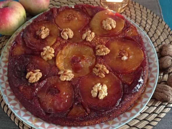 Gâteau renversé aux pommes caramélisées et aux noix.