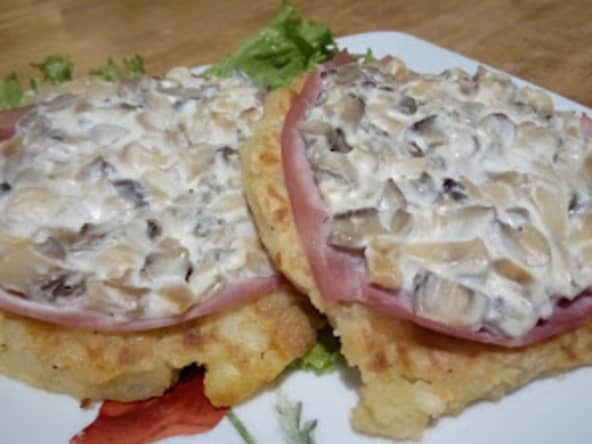 Les galettes de pommes de terre au jambon et crème aux champignons