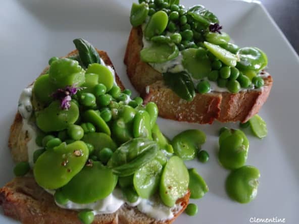 Tartine printanière de chèvre frais aux herbes, fèves et petits pois