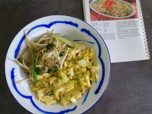 Haricots mungo au concombre accompagnés d’œufs brouillés aux cébettes