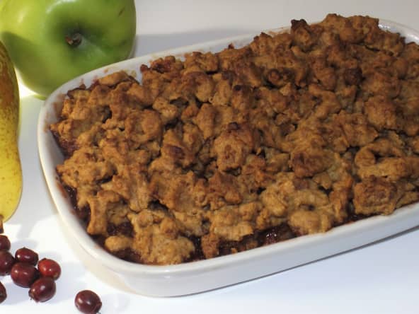 Crumble de spéculoos aux cenelles et aux poires