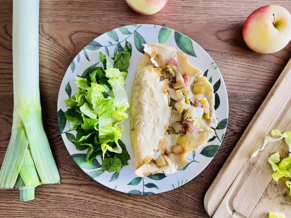 Crêpes salées poireaux, pommes et fromage brie