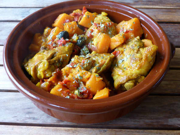 Tajine de poulet aux patates douces, olives noires et citron confit