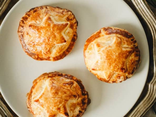Chausson au foie gras poire et confit d'oignon pour une entrée festive