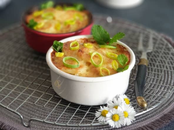 Gratin réconfortant de pommes de terre aux poireaux et reblochon