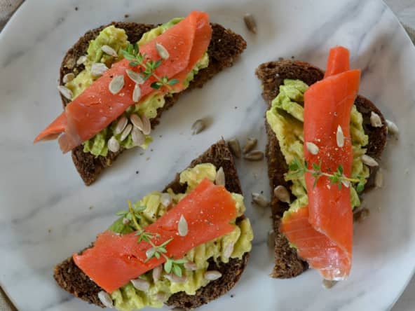 Toasts faciles à l'avocat et au saumon fumé