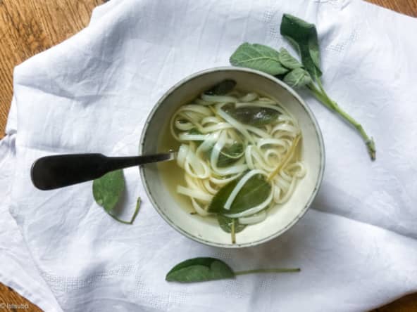 Aïgo boulido et udon (soupe d’ail et de sauge)