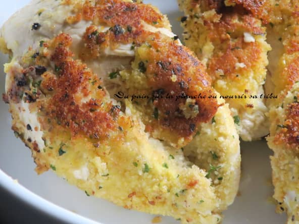 Blancs de poulet pochés et panés avec de la chapelure
