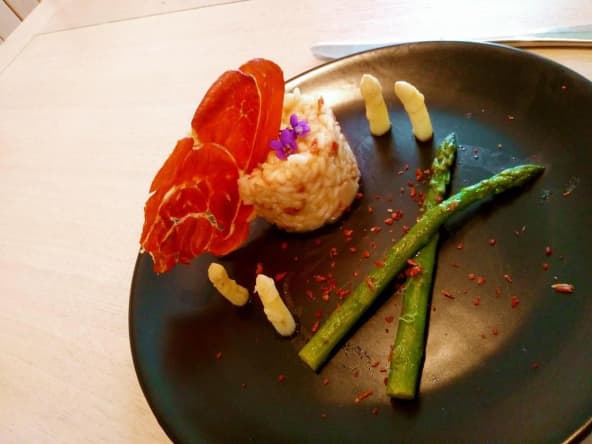 Risotto aux asperges, châtaignes d'eau et jambon Serrano