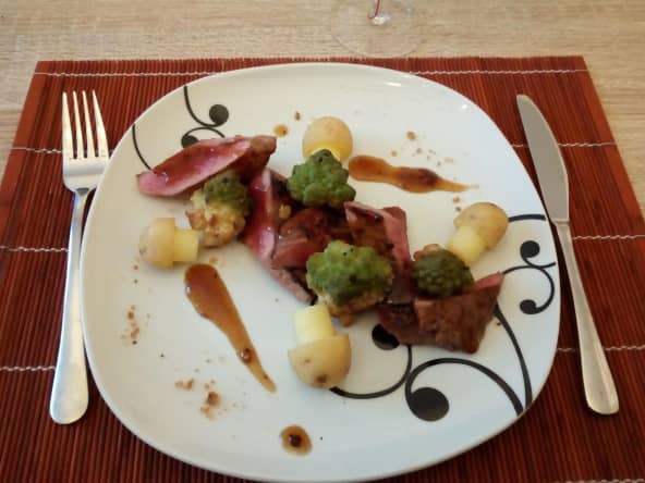 Steak de bison au mélange du trappeur, sauce au sirop d'érable, choux romanesco et grenailles