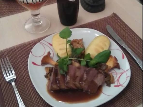 Filet de chevreuil sauce à  l'Orval, poêlée de champignons des bois et macaires au fromage d'Orval