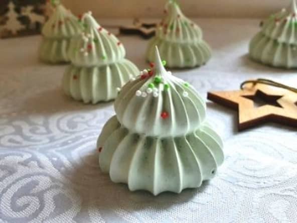 Meringues sapin à la spiruline, décor de Noël