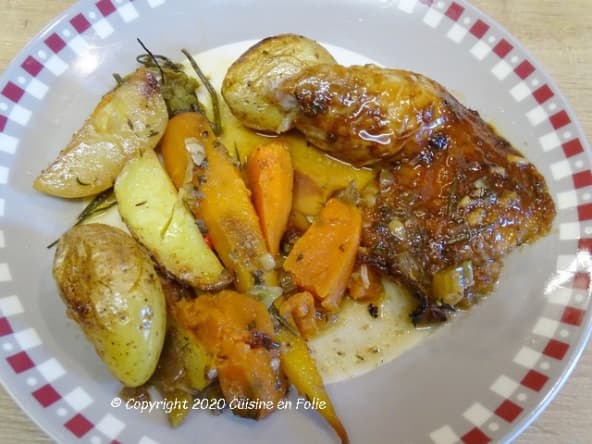 Cuisse de dinde laquée aux épices, légumes rôti : patate douce, pommes de terre, carottes fanes, céleri et compotée d'airelles