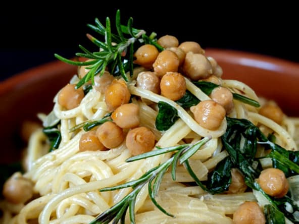 Spaghettis aux pois chiches épicés, épinards et romarin : une belle assiette végétarienne