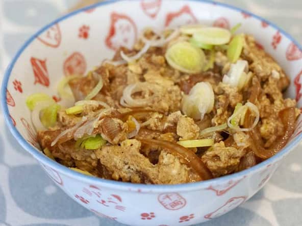 Donburi aux œufs et oignons