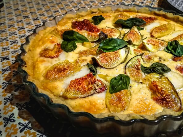 Tarte sucrée-salée aux figues, fromage de chèvre et basilic frais