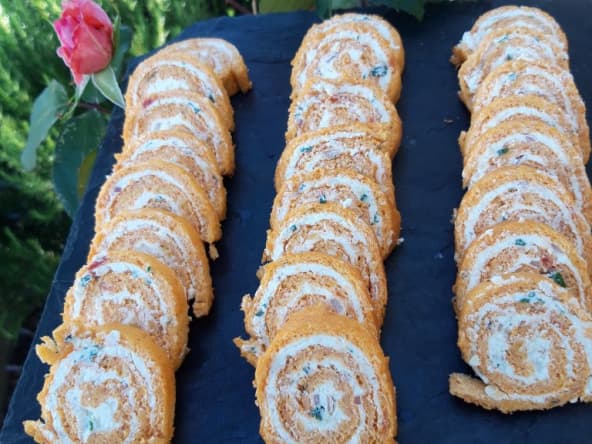 Roulé à la tomate ail et fines herbes pour un apéritif ou un brunch