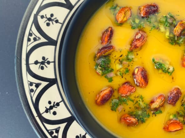 Soupe réconfortante de courge butternut au safran, pistaches caramélisées et salsa aux herbes