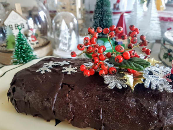 Pain d'épices à la marmelade d'oranges et nappé de chocolat, en forme de bûche